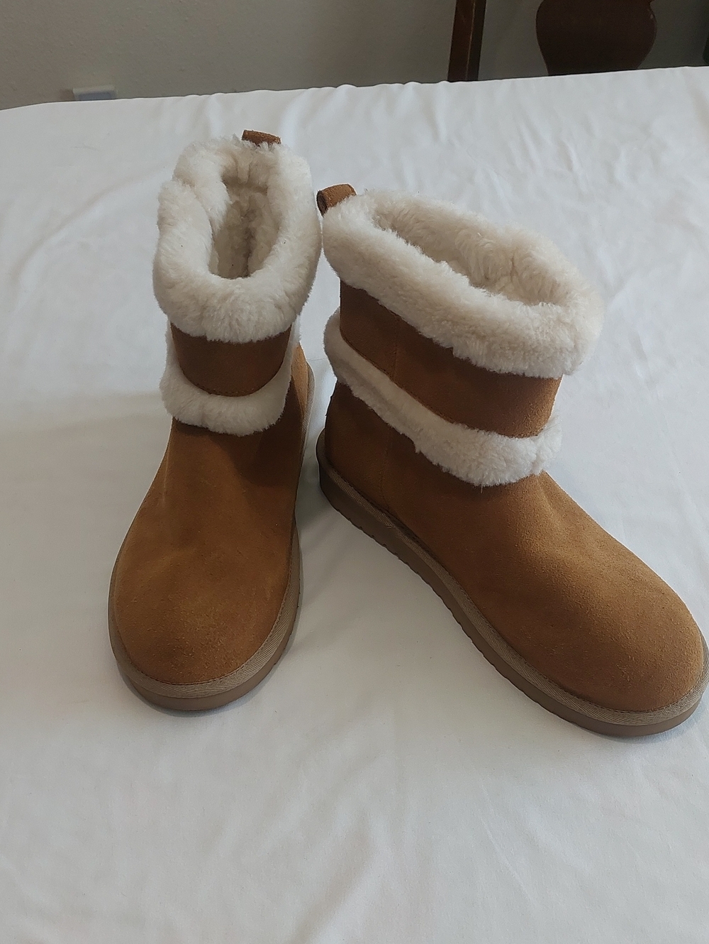 Koolaburra Chestnut Suede Shearling Cuff Winter Boots.Size 9 New Condition